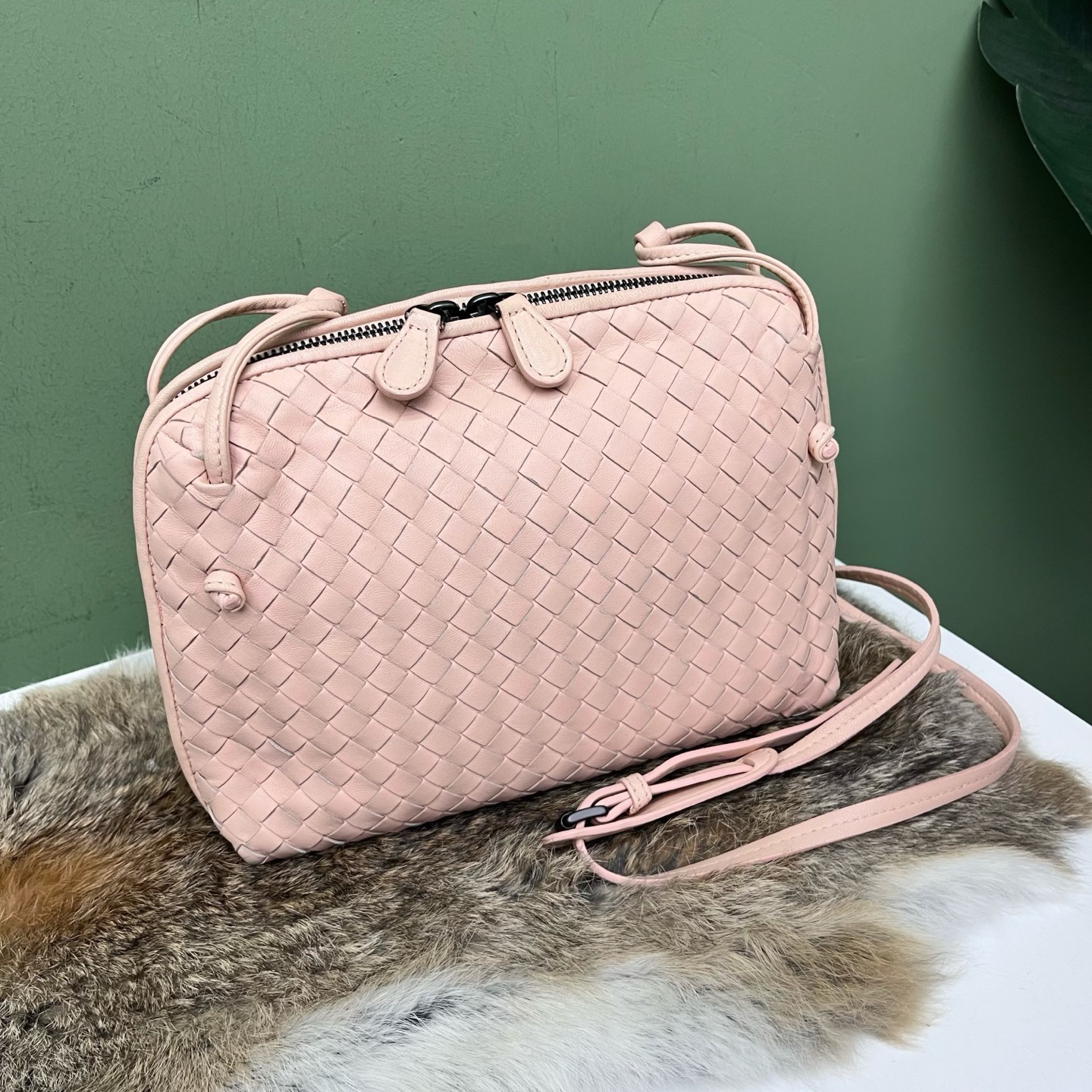 BV pink messenger bag (23 x 18 x 5)cm